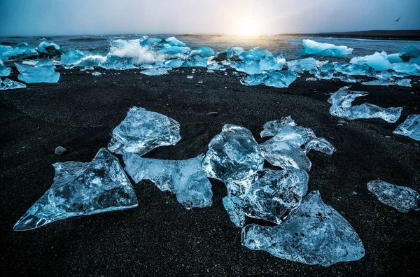IJsbergen op Diamond Beach in IJsland. — Stockfoto