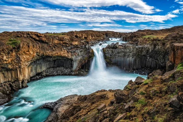 A Cachoeira Aldeyjarfoss na Islândia do Norte . — Fotografia de Stock