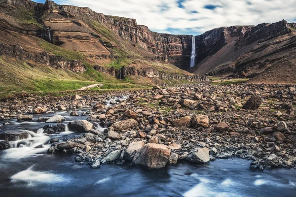 Hermosa cascada Hengifoss en el este de Islandia. — Foto de Stock