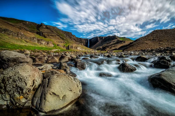 Piękny wodospad Hengifoss we wschodniej Islandii. — Zdjęcie stockowe