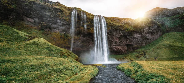 Mágikus Seljalandsfoss vízesés Izlandon. — Stock Fotó