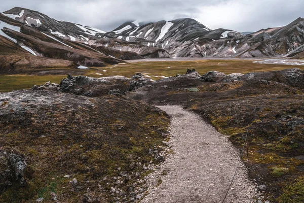 Camino a Landmanalaugar en las tierras altas de Islandia . — Foto de Stock