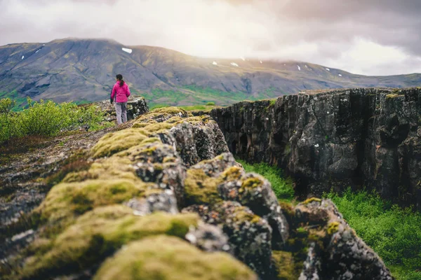 Femeie călător drumeții peste peisajul Islandei . — Fotografie, imagine de stoc