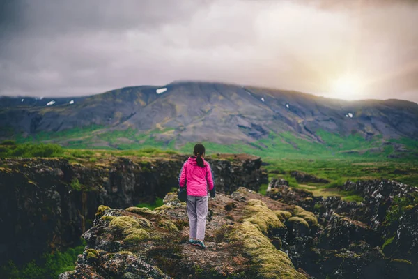 Femeie călător drumeții peste peisajul Islandei . — Fotografie, imagine de stoc