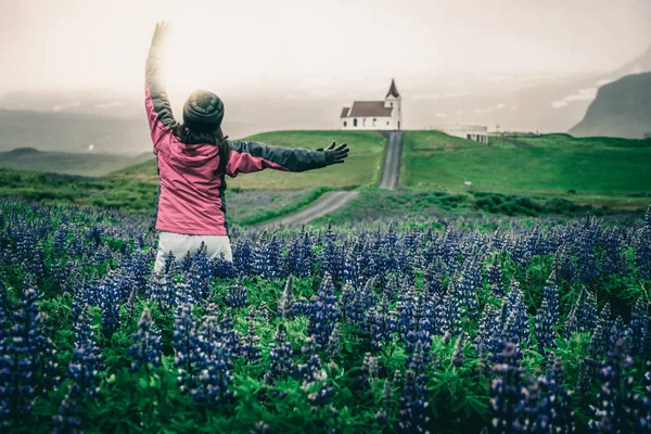 アイスランドの旅行者。教会とルパンの花. — ストック写真