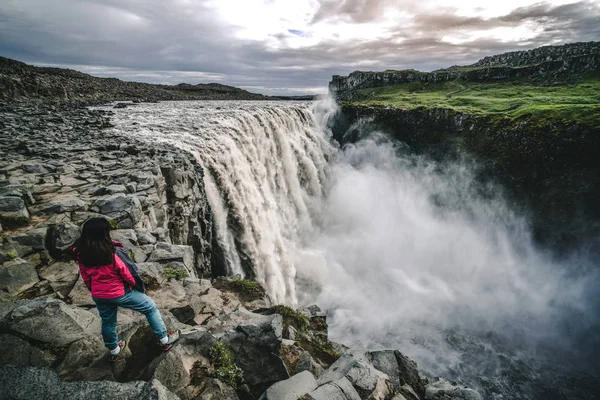 Viajante viaja para Dettifoss Cachoeira na Islândia — Fotografia de Stock