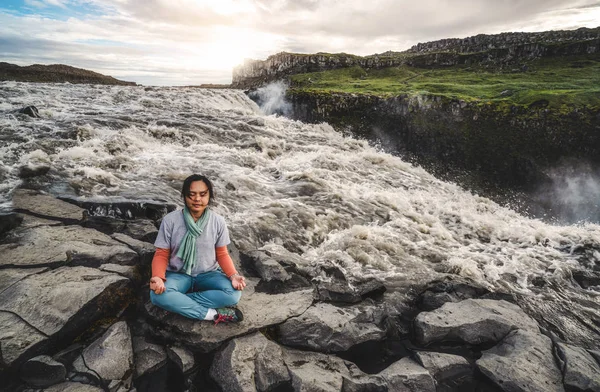 Жінка робить йогу на Деттіфосс падати в Ісландії. — стокове фото