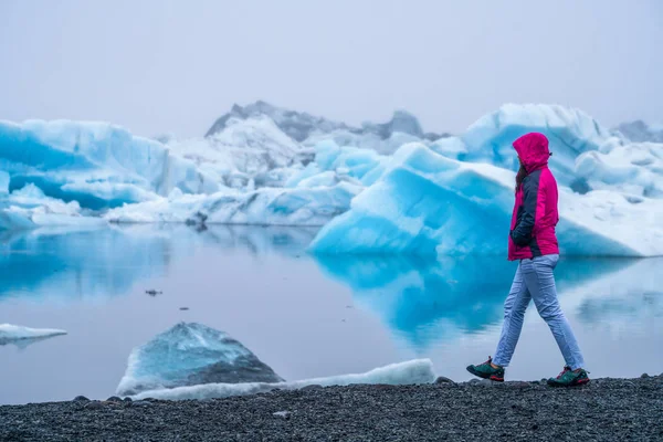 Viaggiare nella laguna glaciale di Jokulsarlon in Islanda . — Foto Stock