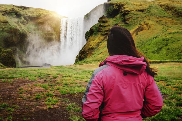 Viagem de viajantes a Skogafoss Cachoeira na Islândia . — Fotografia de Stock