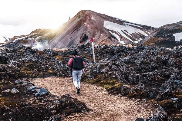 Caminhada de viajantes em Landmannalaugar Islândia Highland — Fotografia de Stock