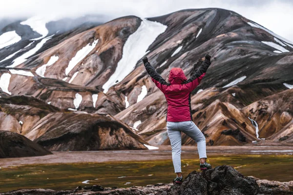 Caminhada de viajantes em Landmannalaugar Islândia Highland — Fotografia de Stock