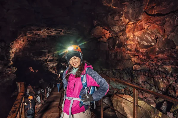 Viaggiatore donna esplorare tunnel di lava in Islanda . — Foto Stock