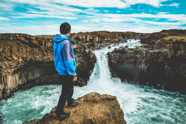 Caminhadas em Aldeyjarfoss Cachoeira na Islândia . — Fotografia de Stock