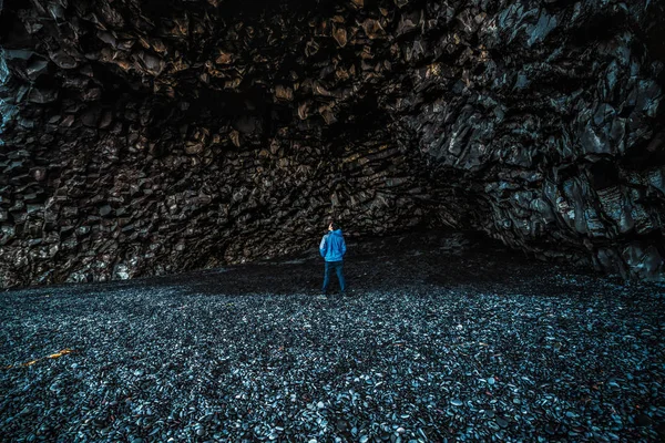 Vulkanische grot op Reynisdrangar strand, Vik, IJsland — Stockfoto