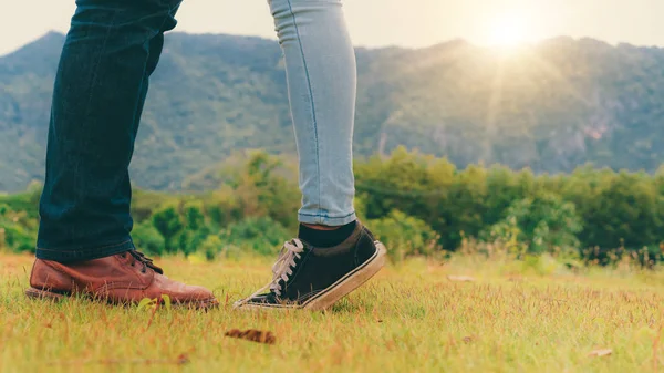 幸せなカップルは丘の上をロマンチックな散歩を取る. — ストック写真