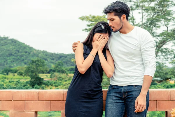 La infeliz pareja de hombres y mujeres . — Foto de Stock