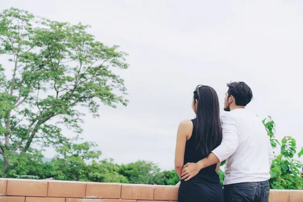 Casal feliz dar um passeio romântico nas colinas . — Fotografia de Stock