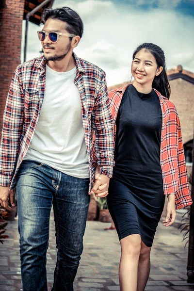 Feliz jovem casal andando na rua na cidade . — Fotografia de Stock