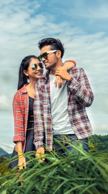 Mutlu çift tepelerde romantik bir yürüyüş.