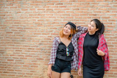 Mutlulukla gülen iki mutlu kadın arkadaş.