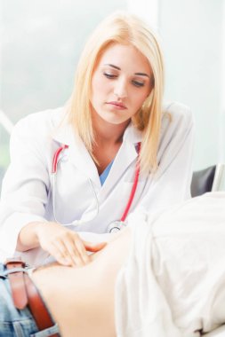 Kadın Doktor ve Erkek Hasta Hastane Ofisinde