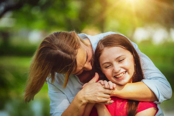 Mãe feliz e filha pequena no parque . — Fotografia de Stock