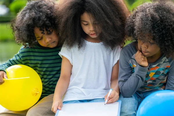 Grupo de crianças felizes brincando no parque na escola . — Fotografia de Stock