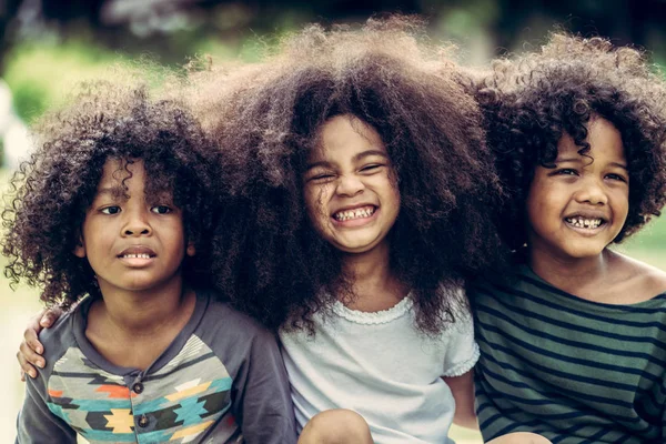 Grupo de crianças felizes brincando no parque na escola . — Fotografia de Stock