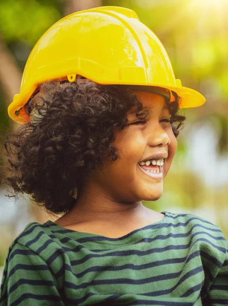 Glücklicher kleiner Junge Ingenieur mit Helm harten Hut. — Stockfoto