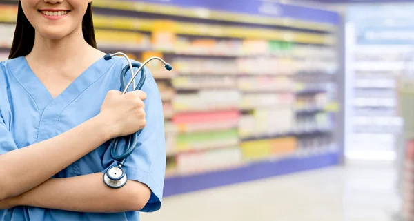 Doctor o farmacéutico en el hospital. Servicio médico. — Foto de Stock