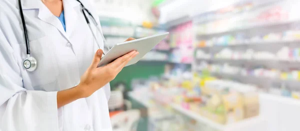 Farmacéutico que usa tableta en farmacia . — Foto de Stock