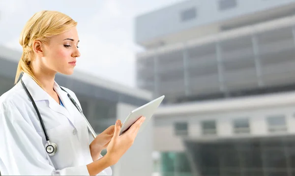 Médico usando tablet no hospital. — Fotografia de Stock