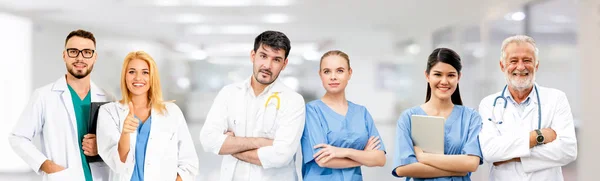 Dokter werkzaam in het ziekenhuis met andere artsen. — Stockfoto