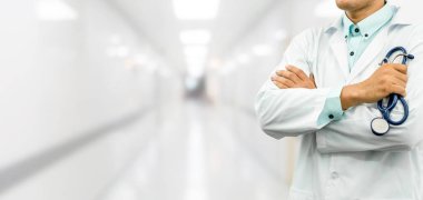 Hastane ofisinde duran erkek doktor..