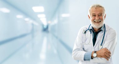 Hastanede çalışan kıdemli erkek doktor.