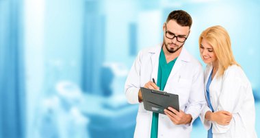 Doktorlar iş arkadaşlarıyla hastanede çalışıyorlar..