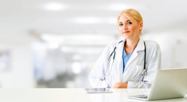 Hastanede dizüstü bilgisayar kullanan bir doktor..