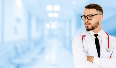 Hastanede çalışan genç erkek doktor..