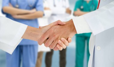 Doktor diğer doktorlar ile hastanede çalışıyor.