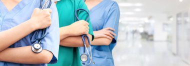 Doktor diğer doktorlar ile hastanede çalışıyor.