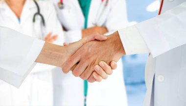 Doktor diğer doktorlar ile hastanede çalışıyor.