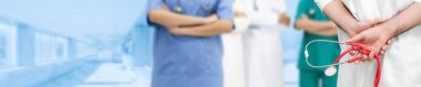Doktor diğer doktorlar ile hastanede çalışıyor.