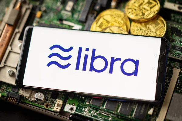 Telefonen visar Libra logo på skärmen. — Stockfoto