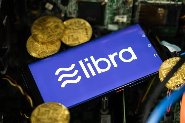 Telefonen visar Libra logo på skärmen. — Stockfoto