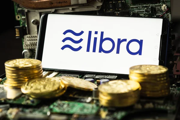 Telefonen visar Libra logo på skärmen. — Stockfoto