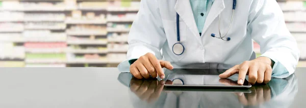 Farmacêutico com computador tablet na farmácia . — Fotografia de Stock