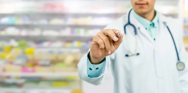 Farmacêutico apontando para espaço vazio para o seu texto . — Fotografia de Stock