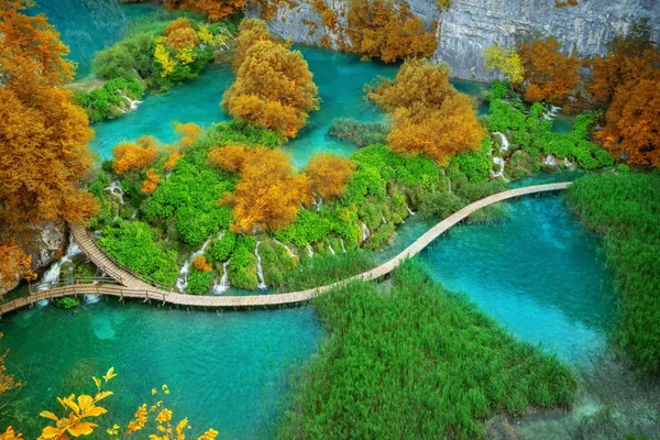 Mooie houten pad in Plitvice Lake, Kroatië. — Stockfoto