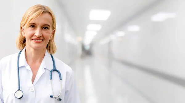 Médica sénior a trabalhar no hospital . — Fotografia de Stock