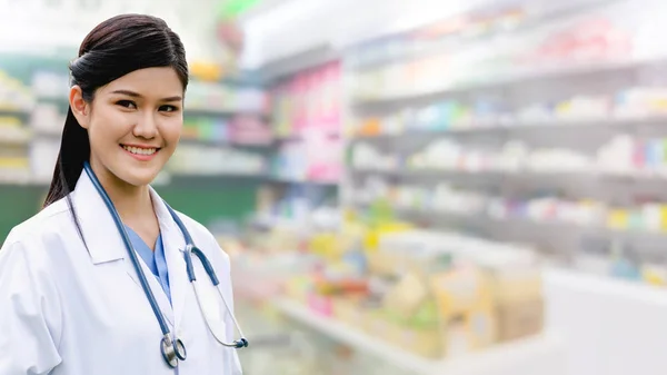 Doctor or pharmacist at hospital. Medical service. — Stock Photo, Image